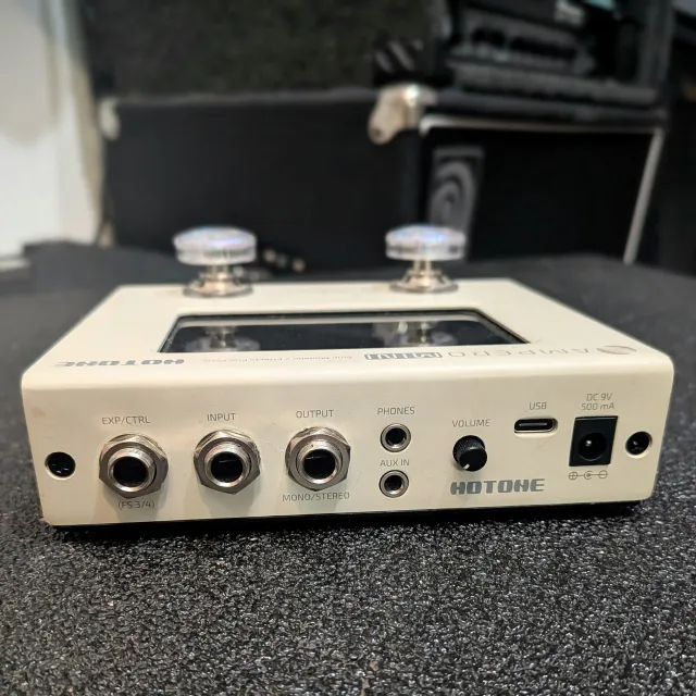 The pedal offers a USB connections.