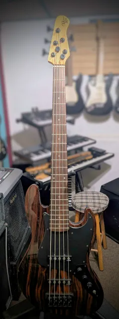 The neck is nice and straight.